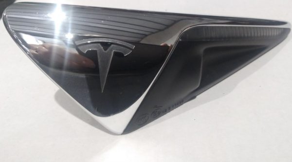 Камера бокового вида Tesla 2019 года